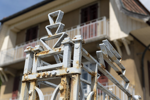 Détail de ferronnerie : couronnement du pilier. © Région Bourgogne-Franche-Comté, Inventaire du patrimoine