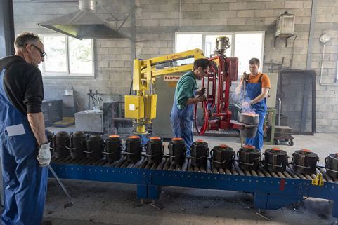 Coulée : déplacement de la poche de métal. © Région Bourgogne-Franche-Comté, Inventaire du patrimoine