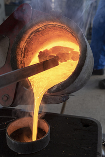 Coulée dans un grand châssis : les scories sont éloignées à l'aide d'une barre métallique. © Région Bourgogne-Franche-Comté, Inventaire du patrimoine