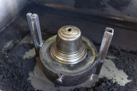 Fabrication du moule : le modèle posé sur le socle du châssis. © Région Bourgogne-Franche-Comté, Inventaire du patrimoine