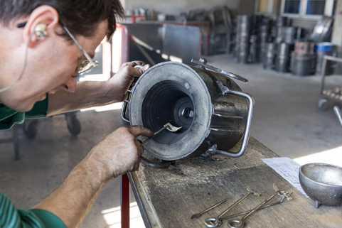 Fabrication du moule : impression d'une inscription dans le moule en creux. © Région Bourgogne-Franche-Comté, Inventaire du patrimoine