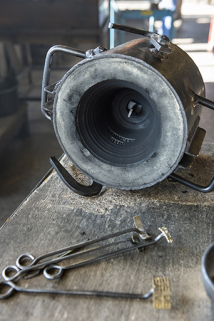 Fabrication du moule : moule en creux avec inscription et outils. © Région Bourgogne-Franche-Comté, Inventaire du patrimoine