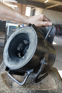 Fabrication du moule : moule en creux avec ses inscriptions et ses décors. © Région Bourgogne-Franche-Comté, Inventaire du patrimoine