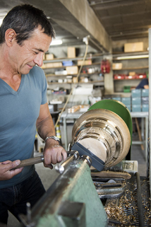 Tournage d'une cloche : geste de l'ouvrier. © Région Bourgogne-Franche-Comté, Inventaire du patrimoine
