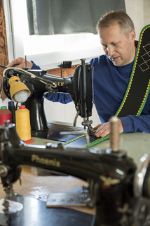 Couture d'une sangle de cuir. © Région Bourgogne-Franche-Comté, Inventaire du patrimoine