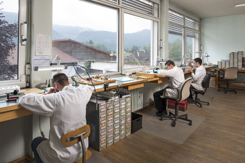 Atelier de fabrication, avec horlogers à l'établi. © Région Bourgogne-Franche-Comté, Inventaire du patrimoine