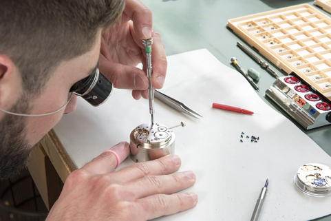 Horloger à l'établi : assemblage d'une montre. © Région Bourgogne-Franche-Comté, Inventaire du patrimoine