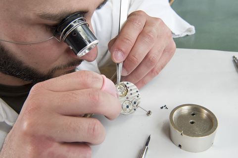 Horloger à l'établi : assemblage d'une montre. © Région Bourgogne-Franche-Comté, Inventaire du patrimoine