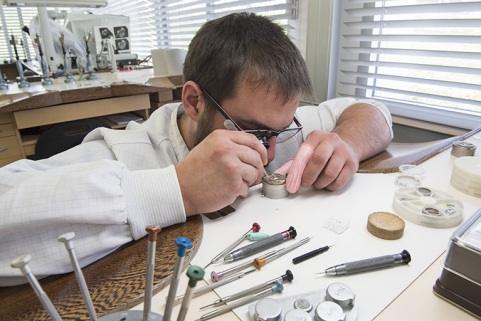 Horloger à l'établi. © Région Bourgogne-Franche-Comté, Inventaire du patrimoine Horloger à l'établi. © Région Bourgogne-Franche-Comté, Inventaire du patrimoine