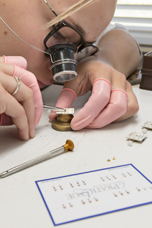 Horlogère à l'établi : pose des aiguilles. © Région Bourgogne-Franche-Comté, Inventaire du patrimoine Horlogère à l'établi : pose des aiguilles. © Région Bourgogne-Franche-Comté, Inventaire du patrimoine