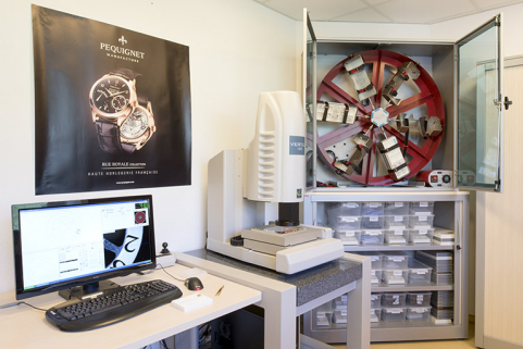 Laboratoire : machine de contrôle optique Micro.Vu (Vertex 120) et simulateur de mouvements VOH (Twistest). © Région Bourgogne-Franche-Comté, Inventaire du patrimoine Laboratoire : machine de contrôle optique Micro.Vu (Vertex 120) et simulateur de mouvements VOH (Twistest). © Région Bourgogne-Franche-Comté, Inventaire du patrimoine