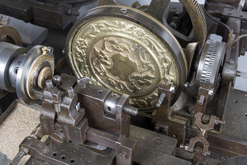 Modèle (au centre) et burin (à gauche). © Région Bourgogne-Franche-Comté, Inventaire du patrimoine