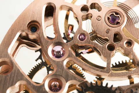 Mouvement rose, détail côté cadran : rubis et amortisseur de chocs. © Région Bourgogne-Franche-Comté, Inventaire du patrimoine