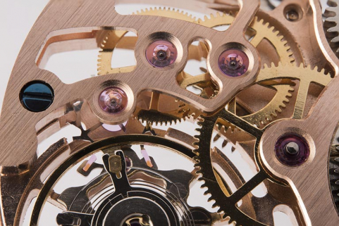 Mouvement rose, détail côté fond : rubis et vis bleuie. © Région Bourgogne-Franche-Comté, Inventaire du patrimoine