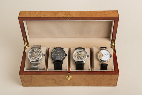 Boîte de présentation de quatre montres-bracelets. © Région Bourgogne-Franche-Comté, Inventaire du patrimoine