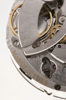 Face côté fond : détail du balancier-spiral et inscription. © Région Bourgogne-Franche-Comté, Inventaire du patrimoine