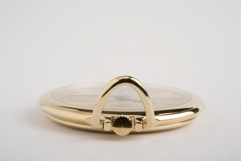 Vue sur la tranche, avec la couronne et la bélière au premier plan. © Région Bourgogne-Franche-Comté, Inventaire du patrimoine