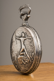 Côté fond, de trois quarts (montrant le décor de la carrure). © Région Bourgogne-Franche-Comté, Inventaire du patrimoine