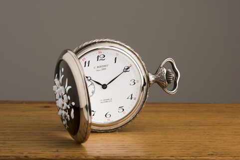 Montre de gousset, avec décor de pâte de verre sur le couvercle. © Région Bourgogne-Franche-Comté, Inventaire du patrimoine