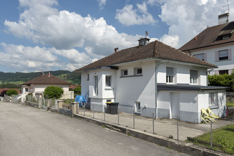 Maison au n° 8 rue Emile Cattin, de trois quarts droite. © Région Bourgogne-Franche-Comté, Inventaire du patrimoine Maison au n° 8 rue Emile Cattin, de trois quarts droite. © Région Bourgogne-Franche-Comté, Inventaire du patrimoine