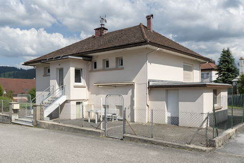 Maison au n° 10 rue Emile Cattin, de trois quarts droite. © Région Bourgogne-Franche-Comté, Inventaire du patrimoine Maison au n° 10 rue Emile Cattin, de trois quarts droite. © Région Bourgogne-Franche-Comté, Inventaire du patrimoine