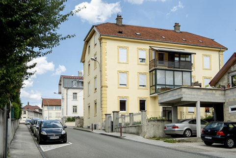 Vue d'ensemble de la rue Victor Hugo, avec l'immeuble au premier plan. © Région Bourgogne-Franche-Comté, Inventaire du patrimoine