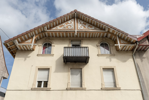 Maison au n° 1 rue Pasteur : façade antérieure, vue en contre-plongée. © Région Bourgogne-Franche-Comté, Inventaire du patrimoine