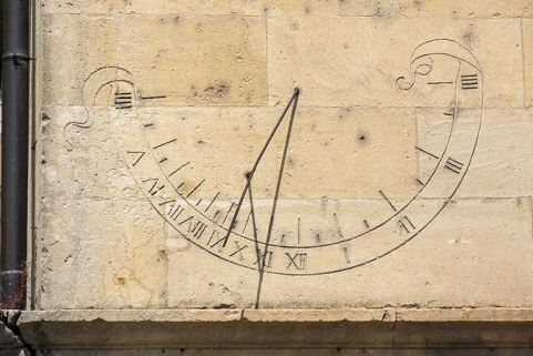 Façade sur rue : cadran solaire. © Région Bourgogne-Franche-Comté, Inventaire du patrimoine