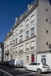 Façades (n°17 et 19) vues de trois quarts droite. © Région Bourgogne-Franche-Comté, Inventaire du patrimoine Façades (n°17 et 19) vues de trois quarts droite. © Région Bourgogne-Franche-Comté, Inventaire du patrimoine
