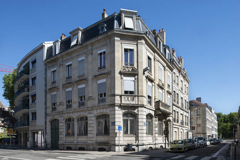 Vue d'ensemble depuis l'intersection des rues Proudhon et Gambetta. © Région Bourgogne-Franche-Comté, Inventaire du patrimoine Vue d'ensemble depuis l'intersection des rues Proudhon et Gambetta. © Région Bourgogne-Franche-Comté, Inventaire du patrimoine