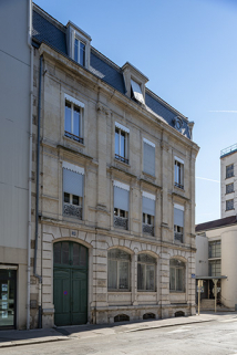 Façade sur la rue Proudhon (n°17), vue de trois quarts gauche. © Région Bourgogne-Franche-Comté, Inventaire du patrimoine Façade sur la rue Proudhon (n°17), vue de trois quarts gauche. © Région Bourgogne-Franche-Comté, Inventaire du patrimoine
