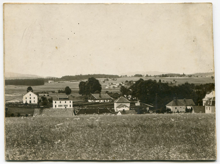 Panorama du Russey pris de Fournot, juillet 1914. La maison est visible à gauche. © Région Bourgogne-Franche-Comté, Inventaire du patrimoine