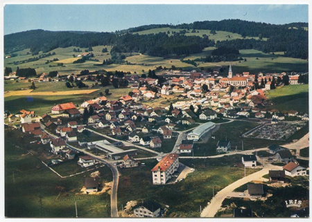Le Russey (Doubs). Vue générale [vue aérienne des lotissements et du village depuis l'est], 4e quart 20e siècle. © Région Bourgogne-Franche-Comté, Inventaire du patrimoine