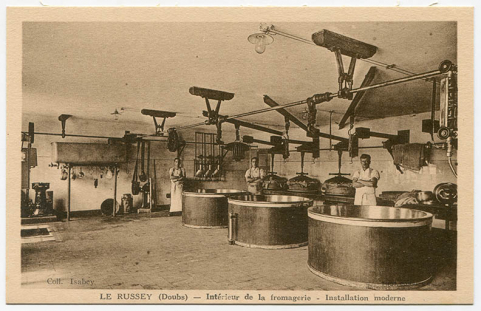 Le Russey (Doubs) - Intérieur de la fromagerie - Installation moderne [avec les trois fromagers, chacun derrière une cuve], 2e quart 20e siècle. © Région Bourgogne-Franche-Comté, Inventaire du patrimoine