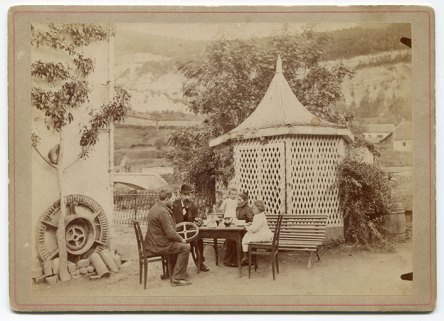 [Asther Prêtre en famille, avec un personnage non identifié, devant sa maison], vers 1895 ? © Région Bourgogne-Franche-Comté, Inventaire du patrimoine