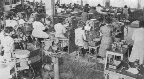 Atelier des ébauches. Batterie de contourneuses, s.d. [vers 1950]. © Région Bourgogne-Franche-Comté, Inventaire du patrimoine