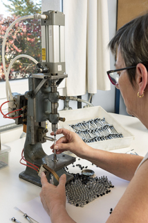 Atelier de fabrication sud : ouvrière assemblant un tournevis. © Région Bourgogne-Franche-Comté, Inventaire du patrimoine Atelier de fabrication sud : ouvrière assemblant un tournevis. © Région Bourgogne-Franche-Comté, Inventaire du patrimoine