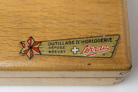 Marque du fabricant, collée sur la boîte. © Région Bourgogne-Franche-Comté, Inventaire du patrimoine