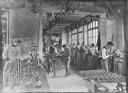 Atelier de fabrication, [1902] (légende donnée à la photographie publiée dans : Vaufrey, Constant. Les Etablissements Frainier à Morteau, 1988, p. 25). © Région Bourgogne-Franche-Comté, Inventaire du patrimoine
