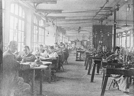 Atelier des graveurs et guillocheurs, [1902] (légende donnée à la photographie publiée dans : Vaufrey, Constant. Les Etablissements Frainier à Morteau, 1988, p. 25). © Région Bourgogne-Franche-Comté, Inventaire du patrimoine