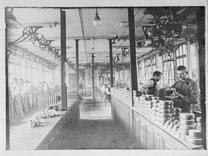 Atelier de fabrication et contrôle, [1902] (légende donnée à la photographie publiée dans : Vaufrey, Constant. Les Etablissements Frainier à Morteau, 1988, p. 29). © Région Bourgogne-Franche-Comté, Inventaire du patrimoine