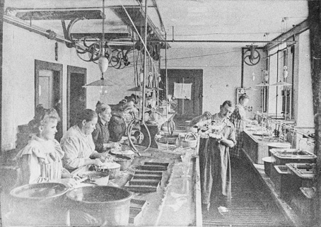 Atelier d'hydroplastie, [1902] (légende donnée à la photographie publiée dans : Vaufrey, Constant. Les Etablissements Frainier à Morteau, 1988, p. 31). © Région Bourgogne-Franche-Comté, Inventaire du patrimoine