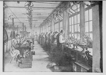 Atelier de tournage (Frainier), [1902] (légende donnée à la photographie publiée dans : Vaufrey, Constant. Les Etablissements Frainier à Morteau, 1988, p. 33). © Région Bourgogne-Franche-Comté, Inventaire du patrimoine