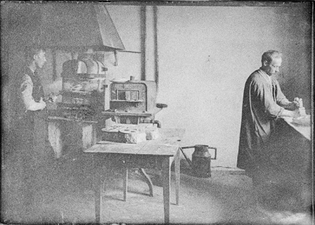 Atelier d'émaillage, [1902] (légende donnée à la photographie publiée dans : Vaufrey, Constant. Les Etablissements Frainier à Morteau, 1988, p. 31). © Région Bourgogne-Franche-Comté, Inventaire du patrimoine