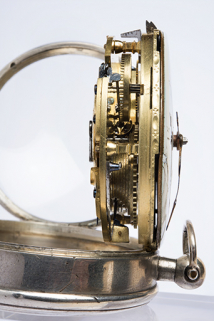 Vue de profil du mouvement. La fusée est visible dans la moitié inférieure. © Région Bourgogne-Franche-Comté, Inventaire du patrimoine