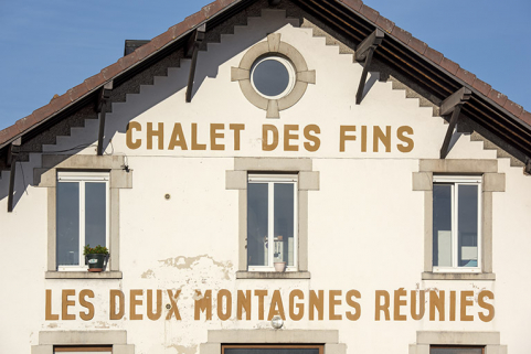 Façade antérieure : inscriptions. © Région Bourgogne-Franche-Comté, Inventaire du patrimoine