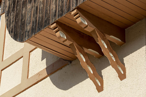 Façade antérieure : corbeaux en bois supportant le rang-pendu. © Région Bourgogne-Franche-Comté, Inventaire du patrimoine