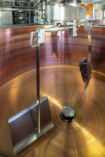 Atelier de fabrication : brassoirs à l'intérieur d'une cuve. © Région Bourgogne-Franche-Comté, Inventaire du patrimoine