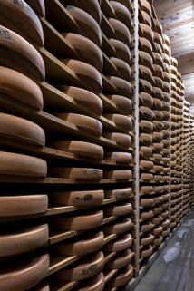Cave d'affinage : meules de comté. © Région Bourgogne-Franche-Comté, Inventaire du patrimoine