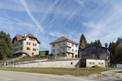 Maisons et scierie, depuis la route au sud. © Région Bourgogne-Franche-Comté, Inventaire du patrimoine